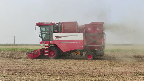 Master Sun from Tongliao, Inner Mongolia: Learn from the lessons of peers, avoid a few years of detours, and if you want a peanut harvester, you have to buy a Zhonglian one.(图1) image.png