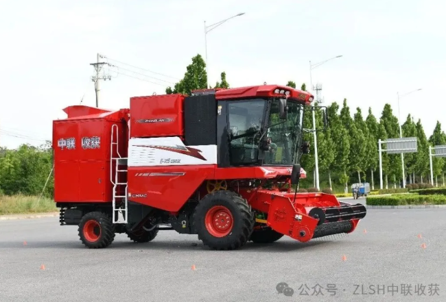 Veteran Machinery Operator Master Zhang from Runan: Zhonglian Harvest Wins Wide Market Recognition with Unmatched Strength(图1) image.png
